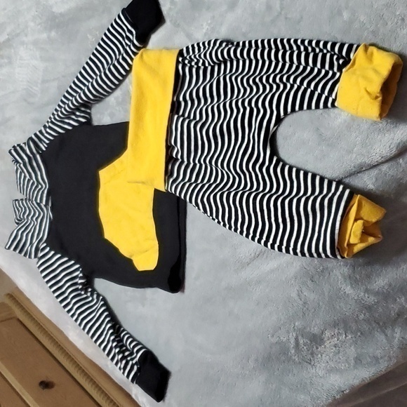Other - 🐻   Black and Yellow outfit size 3 months